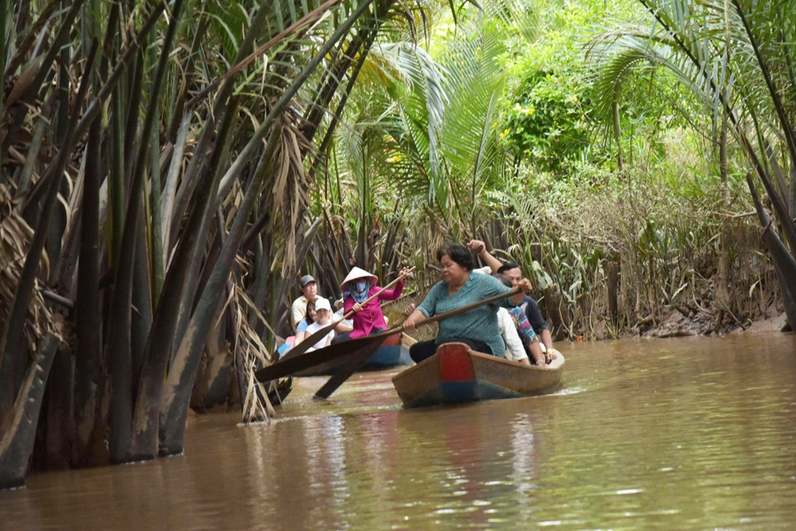 Những mái chèo mang lại cuộc sống ổn định cho chị em phụ nữ cồn Thới Sơn. con-thoi-son-2.jpg