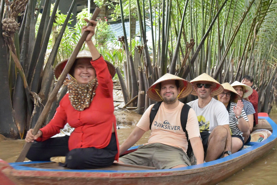 Khách quốc tế trải nghiệm du lịch tại rạch Bà Ngoạn ở cồn Thới Sơn, tỉnh Đồng Tháp.