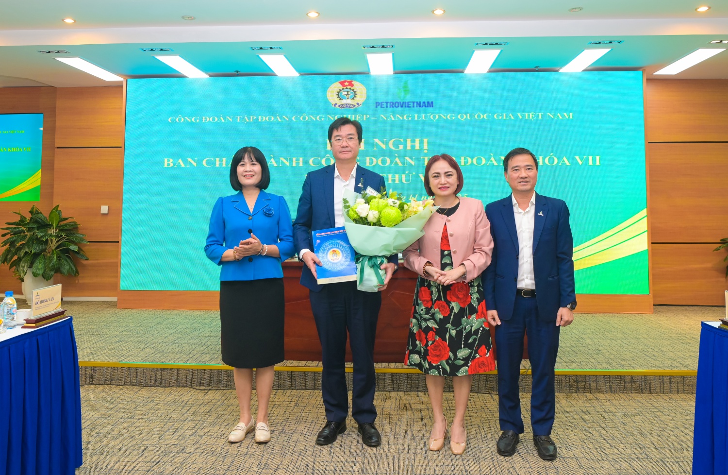 Đồng chí Đỗ Hồng Vân – UV Đoàn Chủ tịch, Phó trưởng Ban Quan hệ Lao động Tổng Liên đoàn Lao động Việt Nam trao quyết định giao phụ trách Công đoàn Petrovietnam cho đồng chí Nguyễn Mạnh Kha