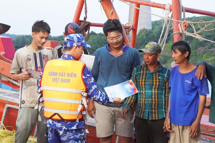 Lực lượng Cảnh sát biển chia sẻ tờ rơi có tích hợp mã QR cho ngư dân. Ảnh: Yến Phương canh-sat-bien-2.jpg