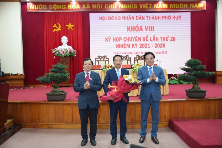 Phê chuẩn kết quả bầu, miễn nhiệm chức vụ Phó Chủ tịch UBND thành phố Huế- Ảnh 1.