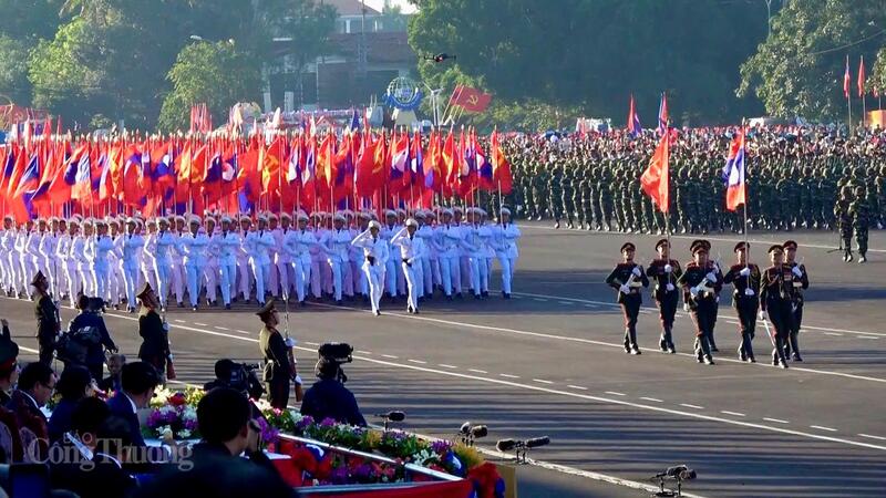 Suốt 50 năm qua, Lào khẳng định truyền thống cách mạng là bài học trong việc tiếp tục lãnh đạo đất nước tiến lên, đó là: “Kiên định lý tưởng chủ nghĩa xã hội, phát huy đoàn kết toàn dân để hoàn thiện chế độ dân chủ nhân dân vững mạnh, xây dựng chủ nghĩa xã hội phải xuất phát từ người dân, do dân và vì dân, tất cả quyền lực Nhà nước thực sự là của dân và nguyện làm hết sức mình vì hạnh phúc của dân”. Ảnh: Nguyên Minh