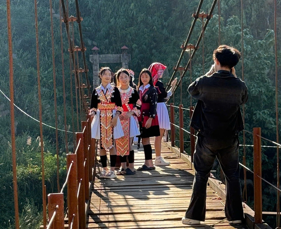 Học sinh Trường PTDTNT THPT tỉnh Điện Biên trải nghiệm nhiếp ảnh.