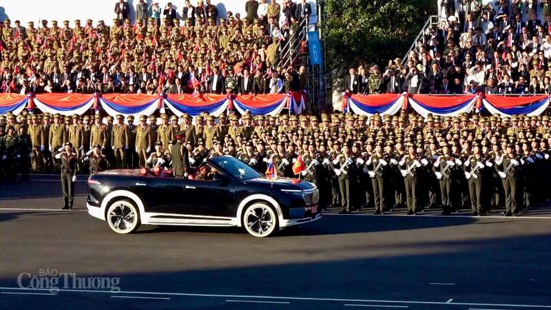 Lễ kỷ niệm, diễu binh, diễu hành chào mừng 50 năm Quốc khánh Lào. Ảnh: Nguyên Minh