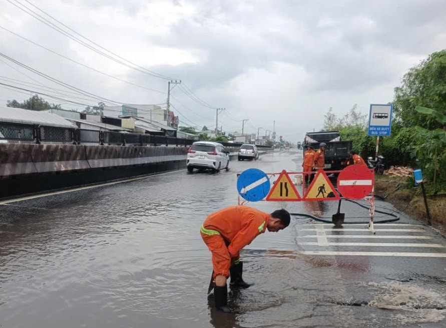 Đơn vị bảo trì đường bộ cắm biển cảnh báo, tổ chức phân luồng giao thông. Ảnh: TL.