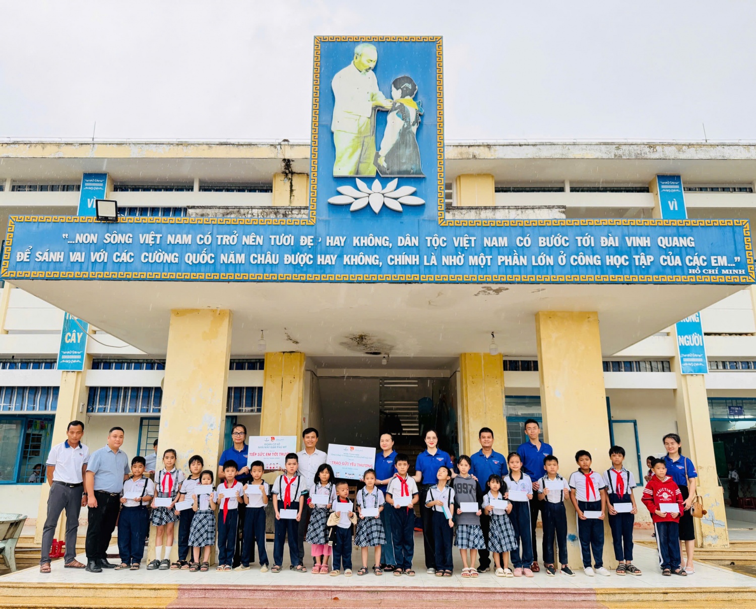 Tuổi trẻ PVFCCo - Phú Mỹ: Trao gửi yêu thương, tiếp sức em đến trường