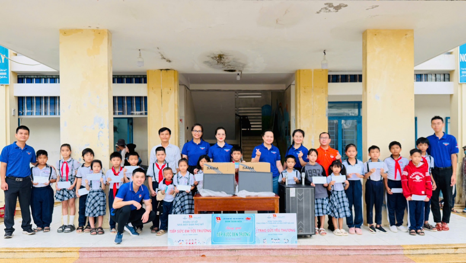 Tuổi trẻ PVFCCo - Phú Mỹ: Trao gửi yêu thương, tiếp sức em đến trường