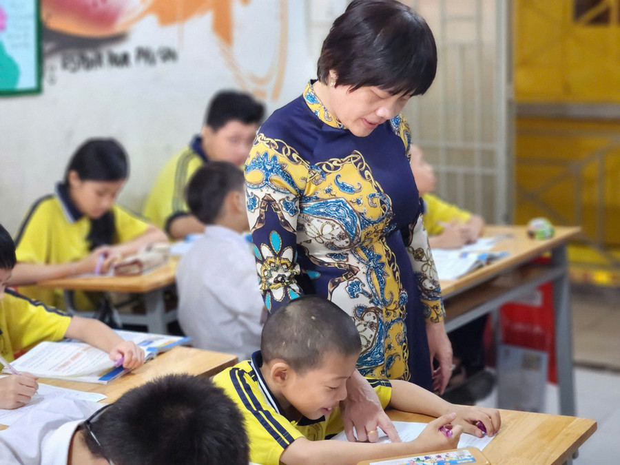 Cô Đặng Thị Hồng Minh trong một tiết học với học sinh. Ảnh: L.N.