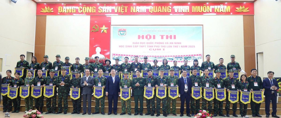 Ban tổ chức tặng cờ lưu niệm cho đại diện các đội thi.