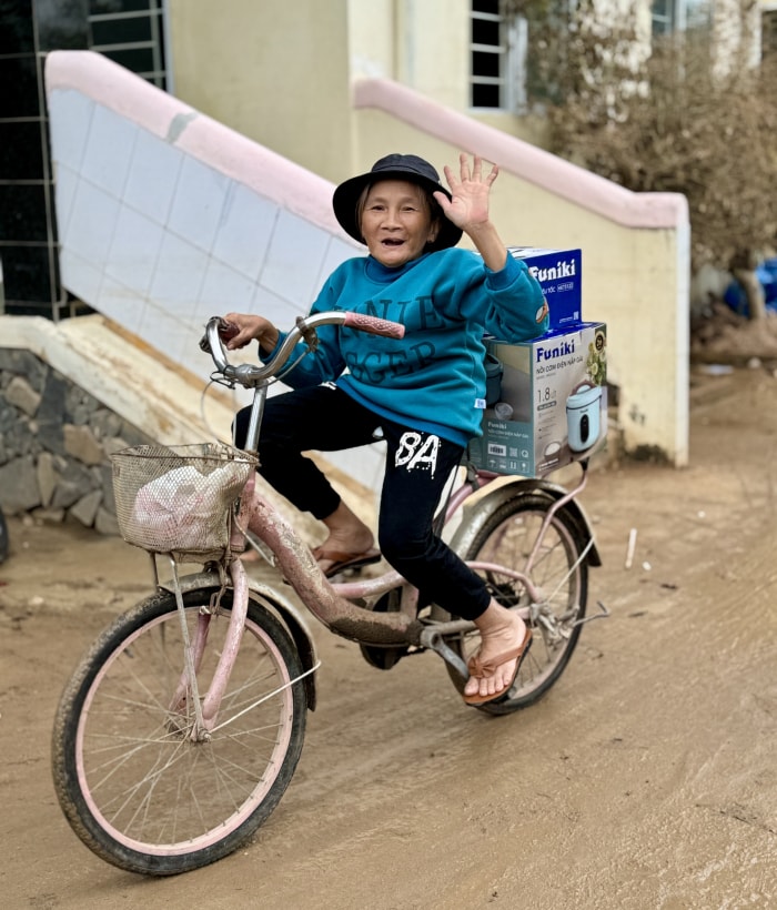 Bà con vui vẻ trở về với những phần quà từ Hòa Phát