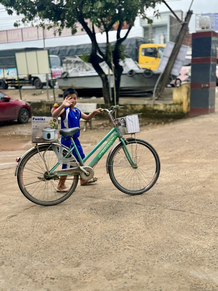 Nụ cười của một em bé sau khi nhận quà