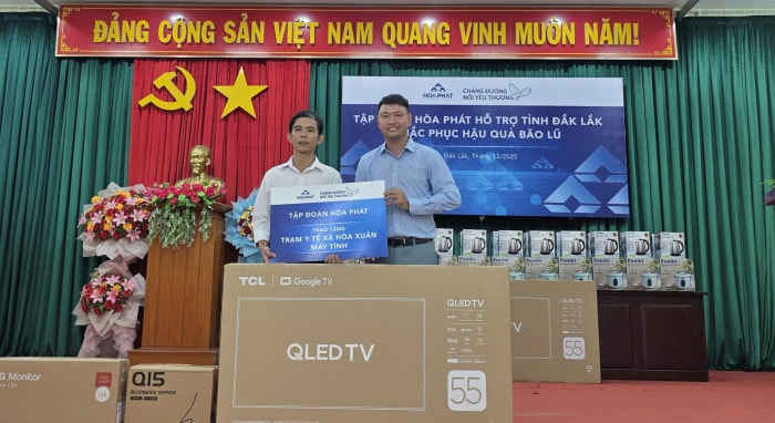 Anh Vũ Quang Huy đại diện Tập đoàn dành tặng những chiếc máy tính đến với Trạm Y tế xã Hòa Xuân