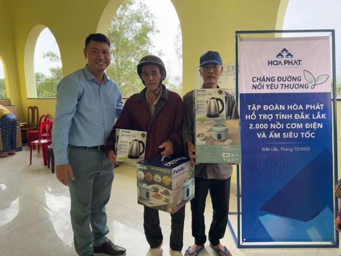 Anh Vũ Quang Huy - Phó Giám đốc bộ phận Quản lý hạ tầng Công ty Thép Hòa Phát Dung Quất trao tặng những phần quà tới bà con