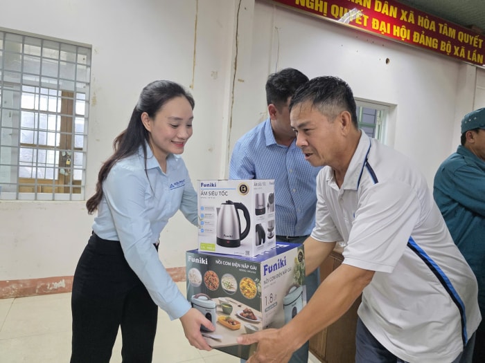 Những chiếc nồi cơm điện, ấm siêu tốc được nhân viên Tập đoàn tận tình trao đến tay người dân vùng lũ