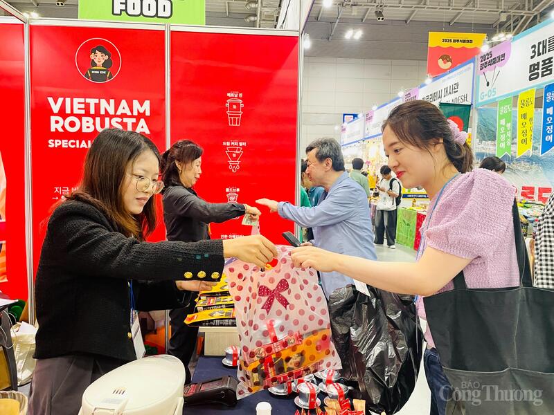 Người dân Hàn Quốc mua cà phê Robusta của MIEDE. Ảnh: Vũ Long