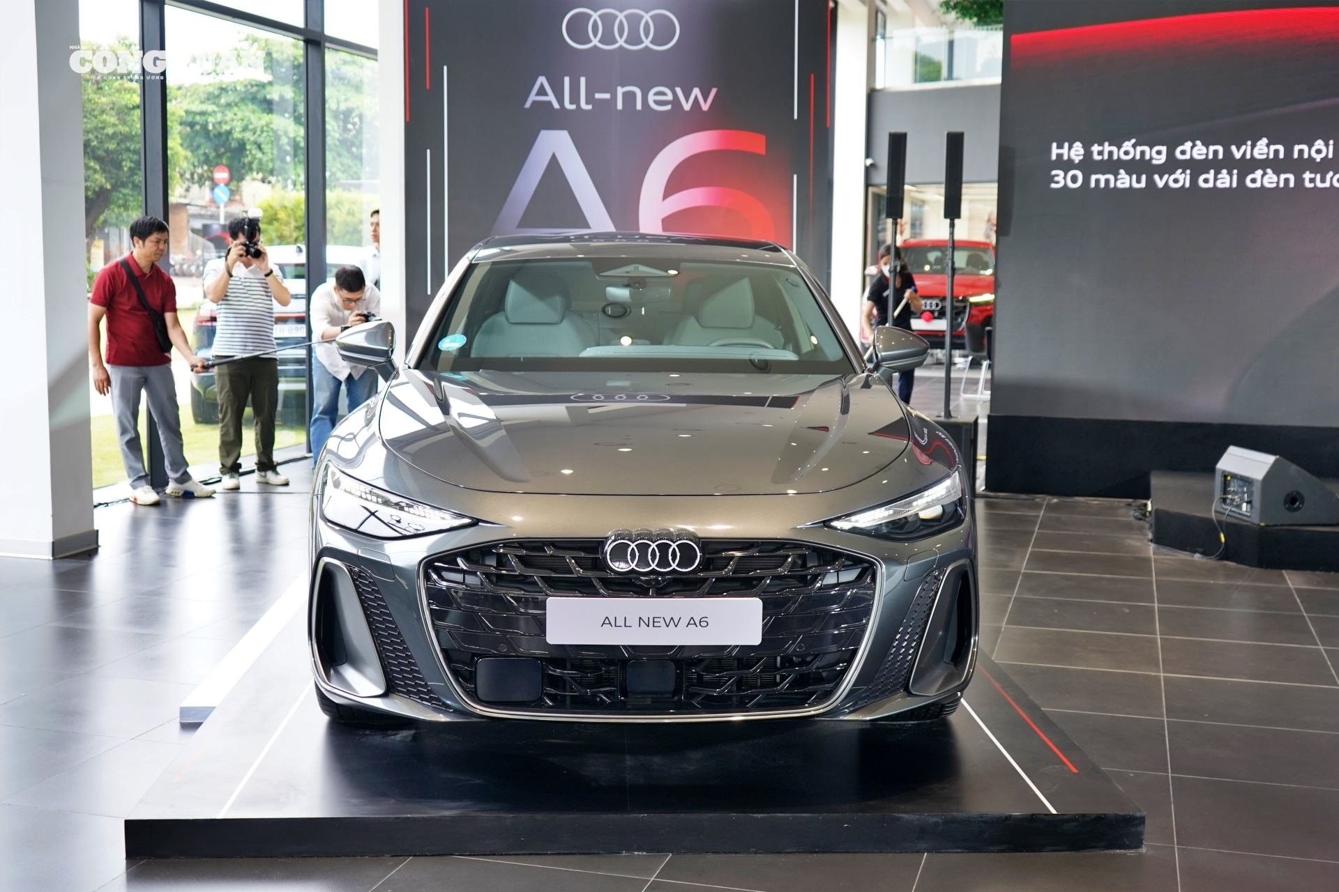 Phân đầu xe thiết kế ấn tượng.