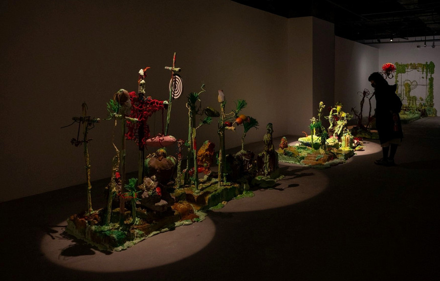 Ở mỗi điểm dừng, tác phẩm trở thành một luận điểm trực quan.