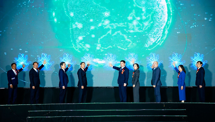 Các đại biểu thực hiện nghi thức khai mạc lễ hội trái cây tỉnh Bắc Ninh năm 2025. bn-1.jpg