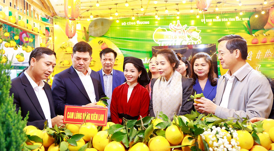 Lãnh đạo tỉnh Bắc Ninh tham quan các gian trưng bày.