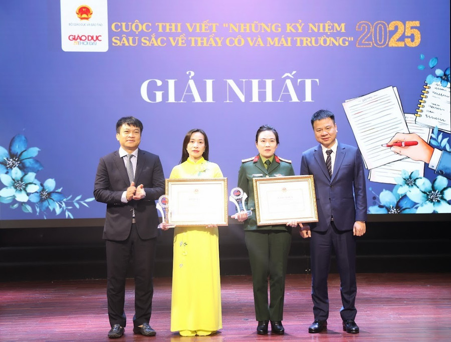 Ông Triệu Ngọc Lâm, Tổng Biên tập Báo Giáo dục và Thời đại, Phó Trưởng ban Tổ chức cuộc thi và ông Doãn Hồng Hà, Phó Trưởng ban Tuyên giáo và Dân vận Đảng ủy Bộ GD&ĐT trao giải Nhất. 2.jpg