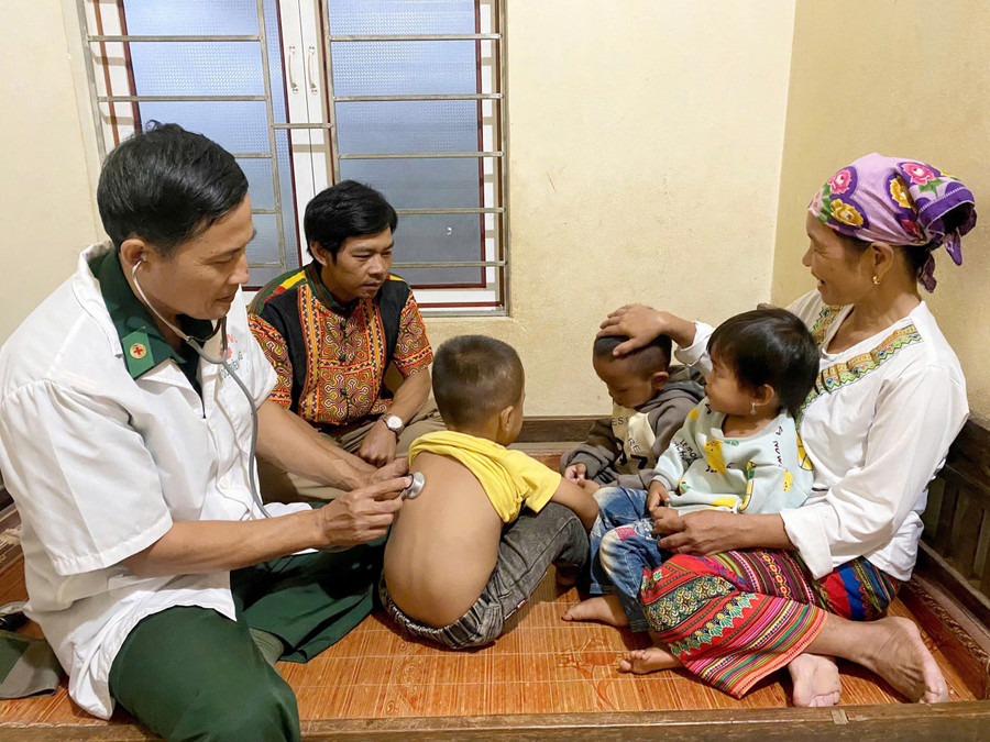 Các chiến sĩ bộ đội biên phòng chăm lo đời sống, sức khỏe cho đồng bào dân tộc Chứt. 39472447178726108.jpg