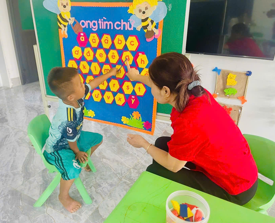 Giáo viên Trường Tiểu học Hương Liên tăng cường phương án dạy tiếng Việt cho học sinh lớp 1 dân tộc Chứt. (Ảnh: H.H)