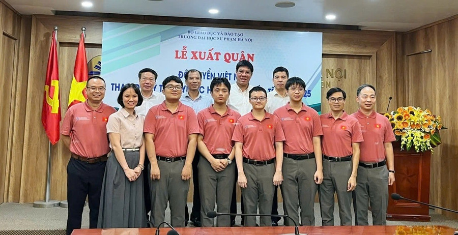 Đại diện Bộ GD&ĐT và Trường Đại học Sư phạm Hà Nội động viên đội tuyển Việt Nam tham dự IChO 2025. Ảnh: NVCC vung-vang-tri-tue-viet-tren-dau-truong-quoc-te-5.jpg