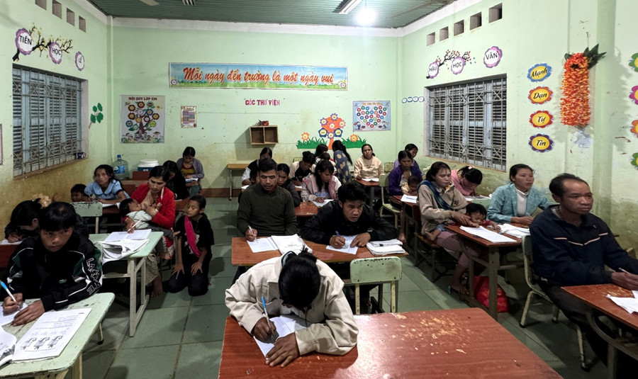 Lớp học xóa mù chữ của cô Y Diệu Hiến.