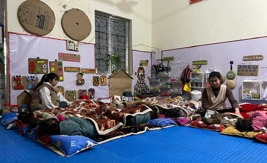 Giáo viên Trường Mầm non Tung Qua Lìn, xã Dào San đắp chăn giữ ấm cho trò. giup-hoc-tro-vung-vang-qua-mua-ret-3.jpg