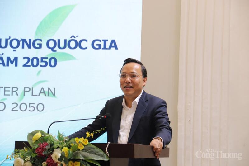 Thứ trưởng Bộ Công Thương Nguyễn Hoàng Long phát biểu tại hội thảo. Ảnh: Đinh Tuấn