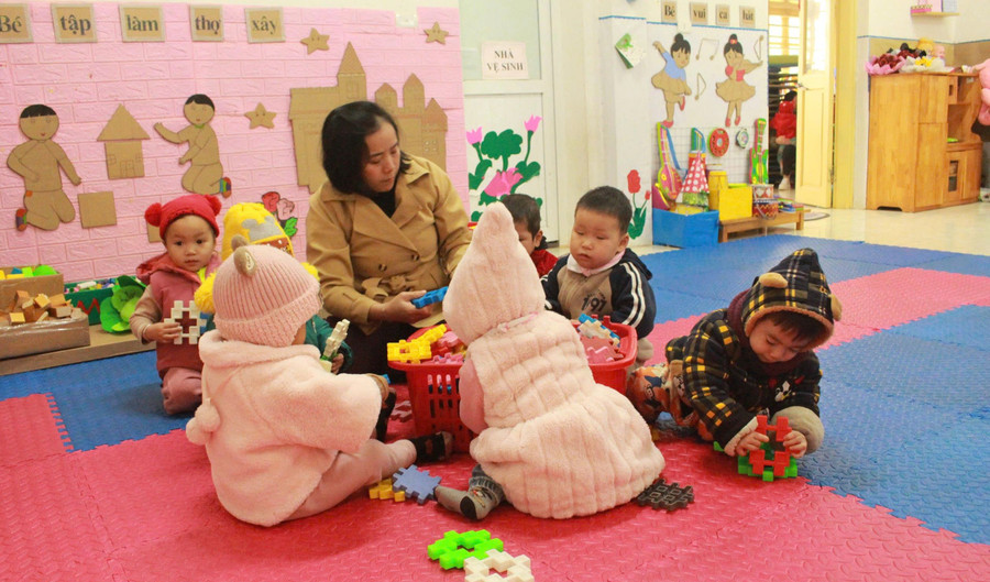 Trường mầm non của xã vùng cao ở Thái Nguyên giữ ấm, bảo đảm sức khỏe cho học sinh. giup-hoc-tro-vung-vang-qua-mua-ret-2.jpg
