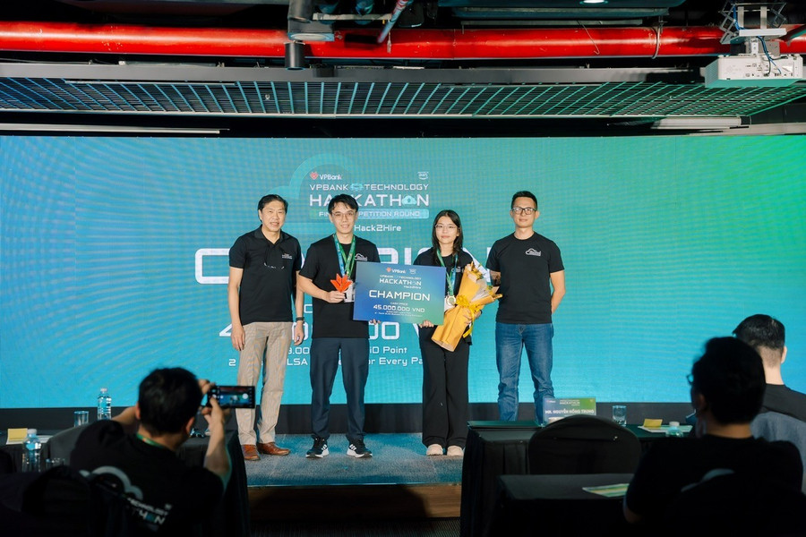 2 thành viên Doc2Contract - Nhà vô địch VPBank Technology Hackathon 2025 - Senior Track z7314494059786-d9e90d43d27c829e43d6952c75390f7c.jpg