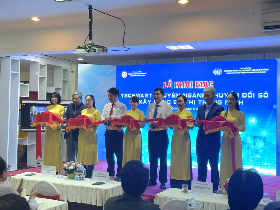 Các đại biểu thực hiện nghi thức cắt băng khai mạc Techmart. Ảnh: Hà An. 086760c6ebb664e83da7.jpg