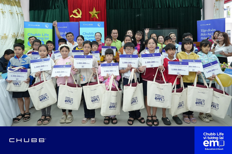 Những suất học bổng từ chương trình “Chubb Life - Vì tương lai em” được đối tác, đội ngũ kinh doanh trao tận tay các em học sinh, góp phần tiếp thêm động lực để các em vững bước đến trường.