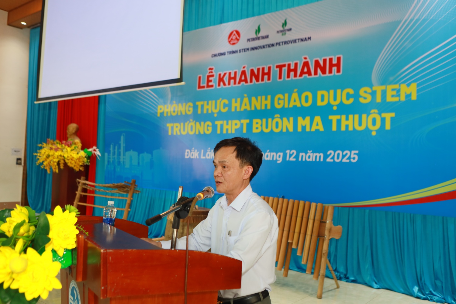 Ông Phạm Huy Văn - Phó Giám đốc Sở Giáo dục và Đào tạo Đắk Lắk đánh giá cao tính thiết thực của phòng STEM đối với ngành Giáo dục và góp phần “ươm mầm tài năng” của các em học sinh trong lĩnh vực khoa học, công nghệ, kỹ thuật… Ông Phạm Huy Văn - Phó Giám đốc Sở Giáo dục và Đào tạo Đắk Lắk đánh giá cao tính thiết thực của phòng STEM đối với ngành Giáo dục và góp phần “ươm mầm tài năng” của các em học sinh trong lĩnh vực khoa học, công nghệ, kỹ thuật…