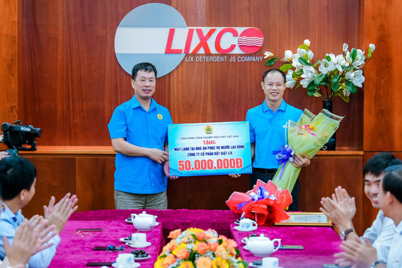 Chủ tịch Công đoàn Công nghiệp Hóa chất Việt Nam Nguyễn Huy Thông trao tặng 50 triệu đồng cho Công ty CP Bột Giặt LIX để cùng chính quyền thực hiện công trình hệ thống máy lạnh nhà ăn phục vụ người lao động.