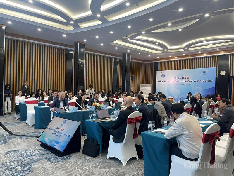 Tọa đàm có sự tham dự của đại diện nhiều bộ, ngành cùng các hiệp hội ngành hàng, doanh nghiệp xuất khẩu, chuyên gia kinh tế, chuyên gia pháp luật.
