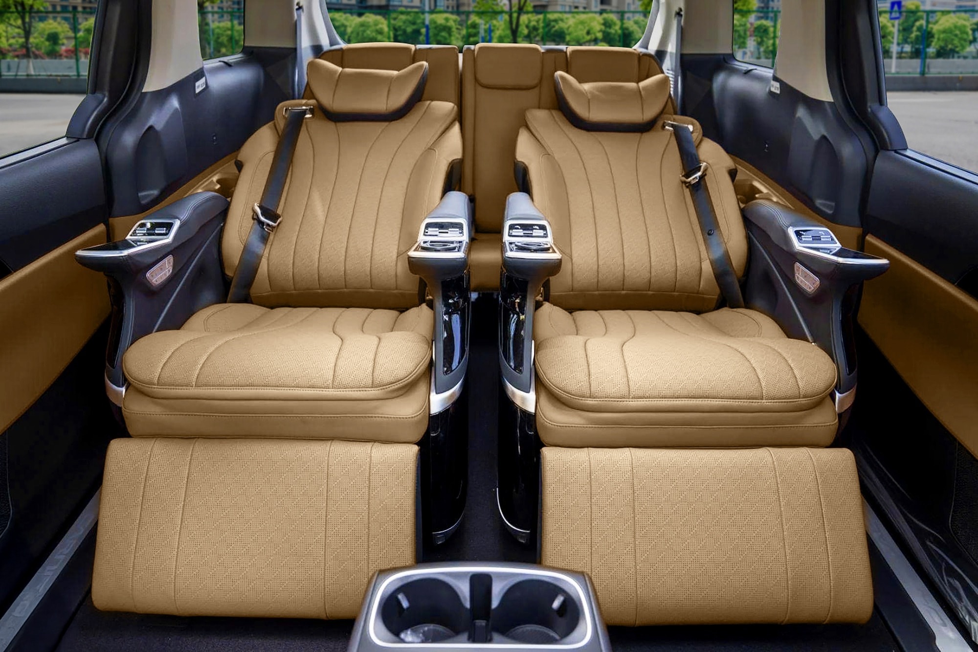 Khách hàng có thể lựa chọn hàng ghế 2 dạng VIP trên Carnival Hybrid Premium. Ảnh: Kia Việt Nam