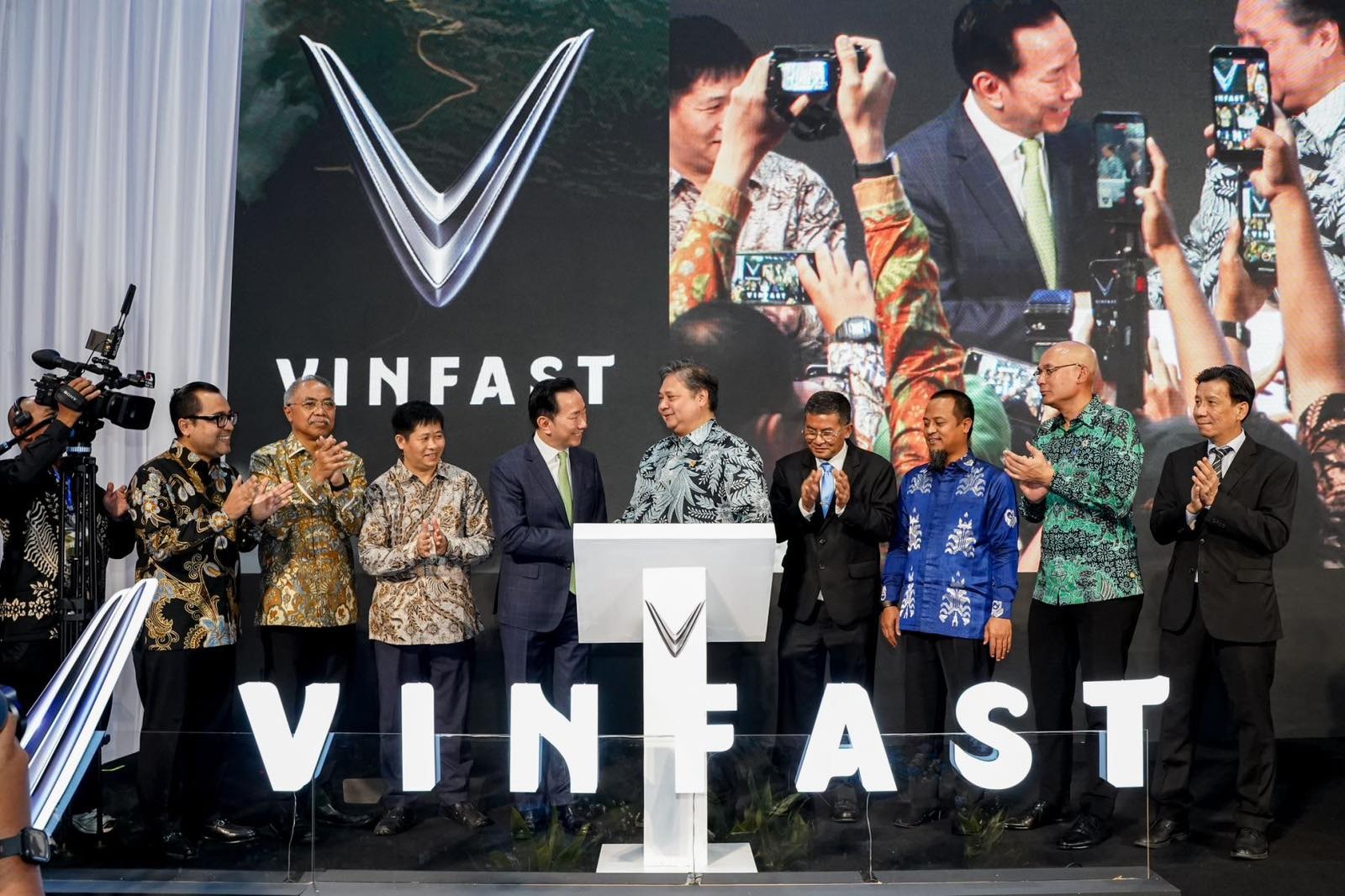 Ông Airlangga Hartarto - Bộ trưởng Điều phối Kinh tế Indonesia (thứ 5 từ bên phải), ông Phạm Sanh Châu - CEO VinFast châu Á và ô ng H. Erwan Setiawan - Phó Thống đốc tỉnh Tây Java (thứ 4 từ bên phải), cùng các đại diện chính phủ Indonesia, đại diện VinFast tại sự kiện khánh thành - Ảnh: VF