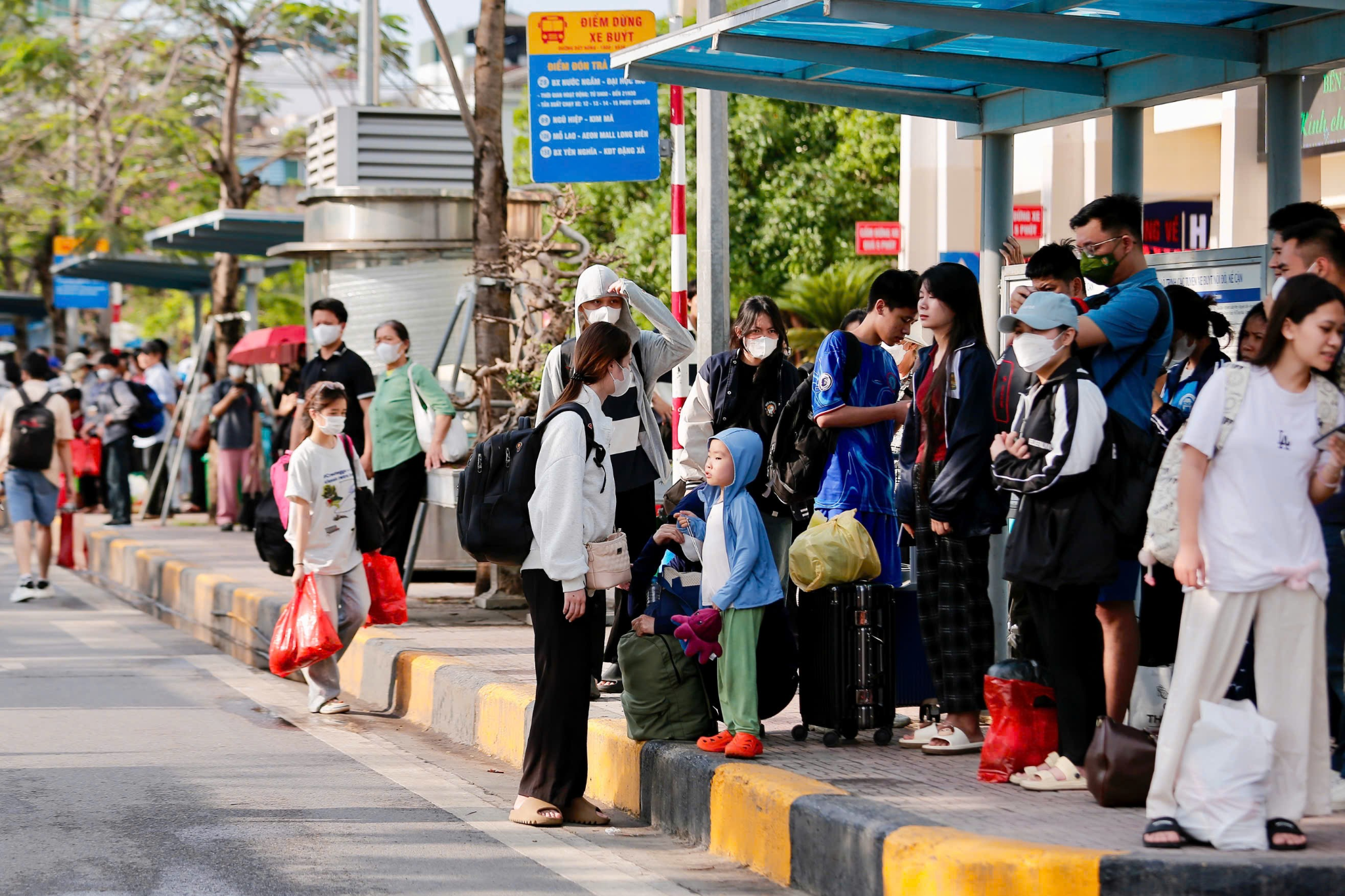 Khu vực đón trả khách ở bến xe Giáp Bát.