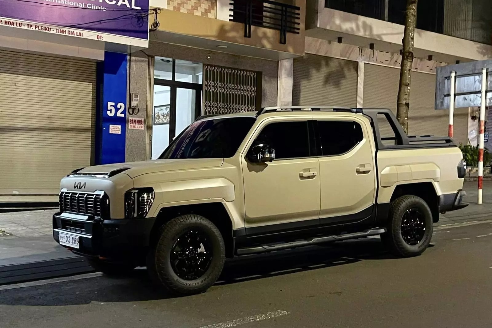 Phiên bản Kia Tasman X-Pro có khoảng sáng gầm lên đến 252 mm cùng khả năng lội nước sâu đến 800 mm - Ảnh: Toàn Tân