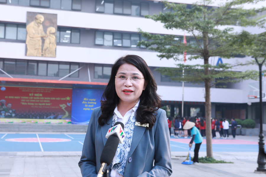 NGƯT.TS Lê Kim Anh nhấn mạnh đến sự đổi mới trong công tác giáo dục truyền thống cho học sinh. 1-6218.jpg