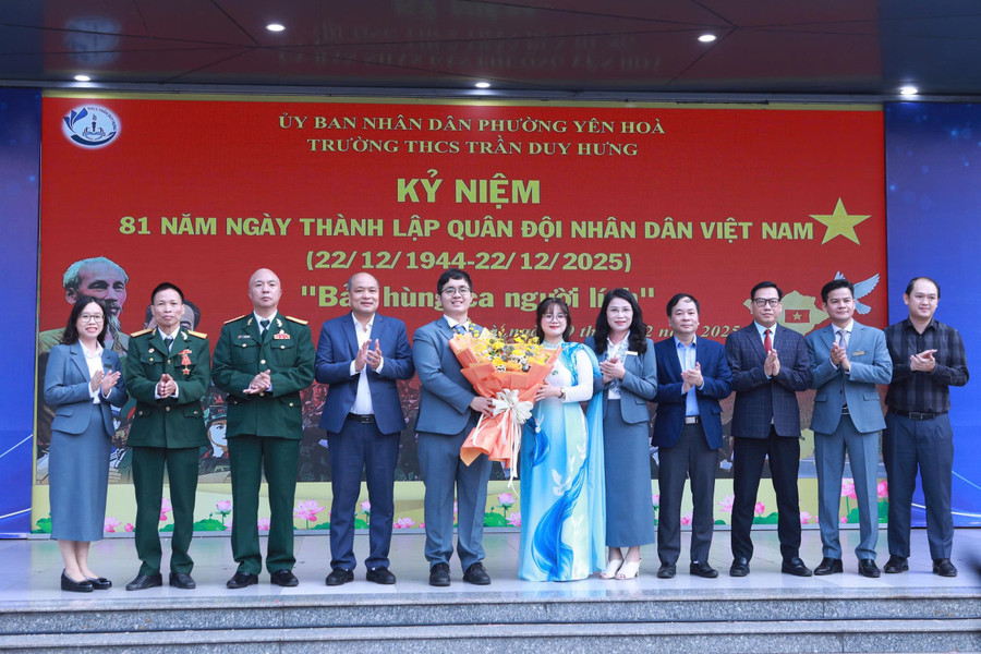 Lãnh đạo nhà trường và đại biểu khách mời tặng hoa chúc mừng đại diện Tổ Khoa học xã hội của trường đã hoàn thành xuất sắc chuyên đề. 8.jpg