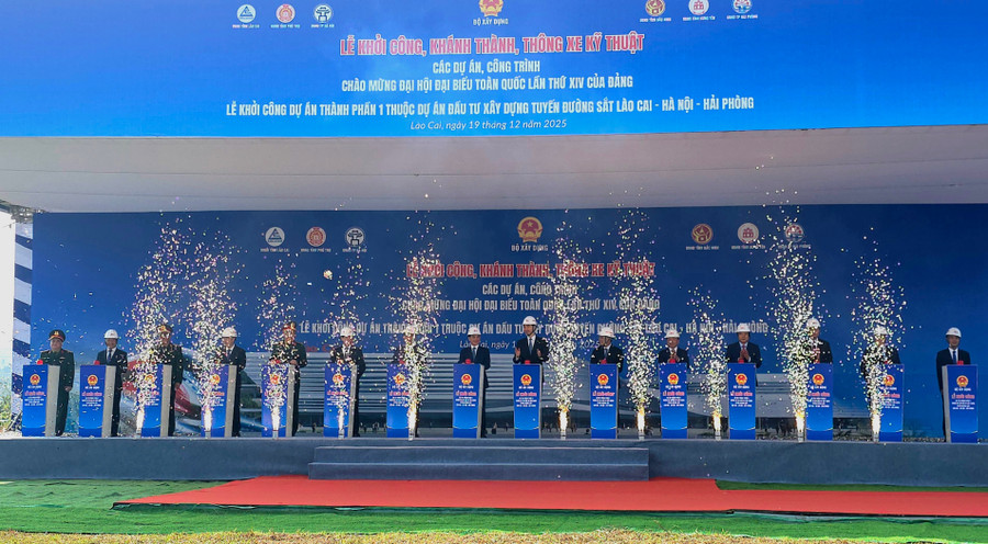 Các đại biểu thực hiện nghi thức khởi công.