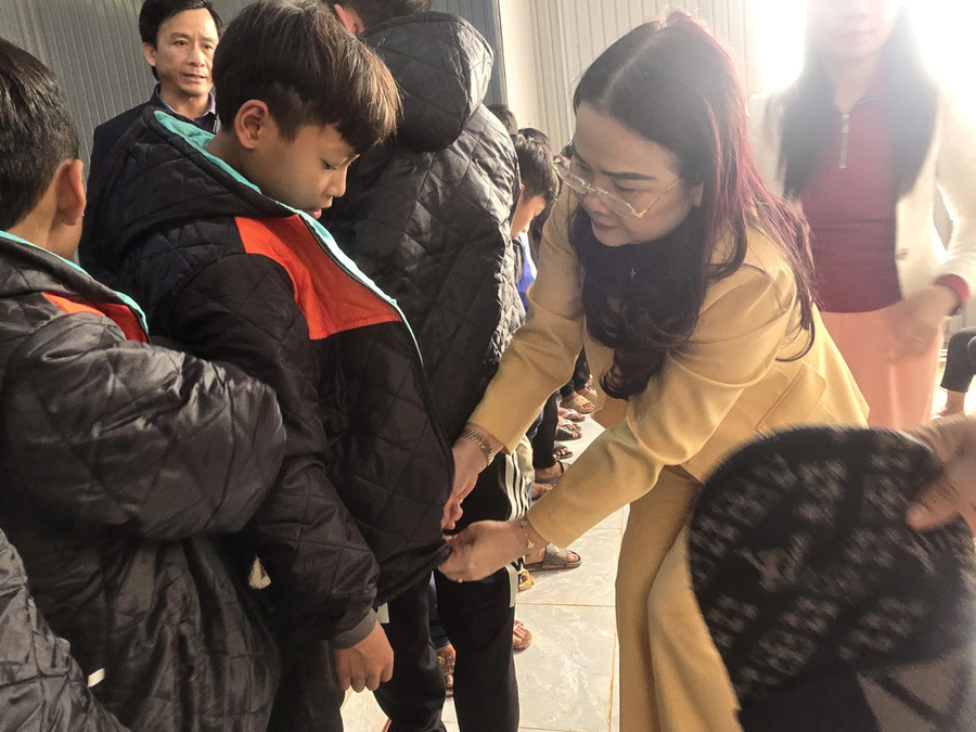 Bà Lê Thị Hương – Giám đốc Sở GD&ĐT Quảng Trị ân cần mặc áo ấm cho từng học sinh. 1000018534.jpg