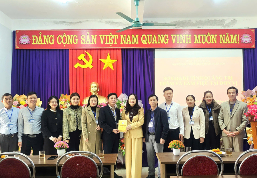 Lãnh đạo Sở GD&ĐT tặng quà đến giáo viên nhà trường. 1000018530.jpg