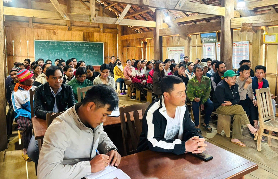 Người dân Măng Đen tham gia buổi định hướng phát triển du lịch cộng đồng.