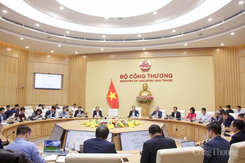 Toàn cảnh cuộc họp tổ soạn thảo cho ý kiến đối với dự thảo sơ bộ Luật sửa đổi, bổ sung một số điều của Luật Điện lực.