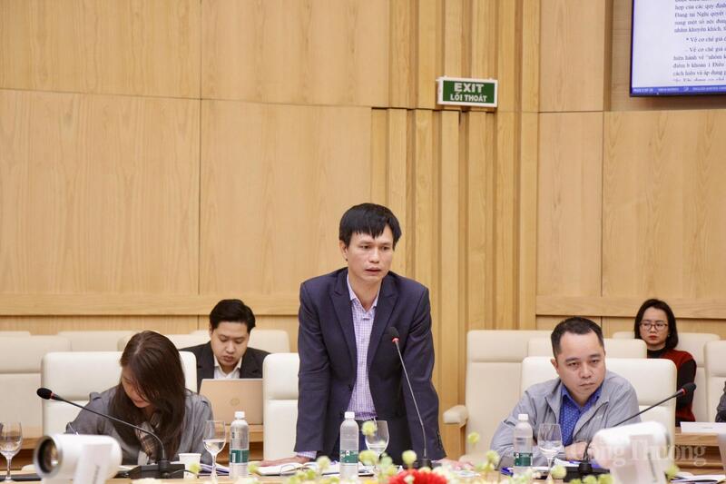 Các thành viên trong tổ soạn thảo tham gia đóng góp ý kiến cho dự thảo luật.