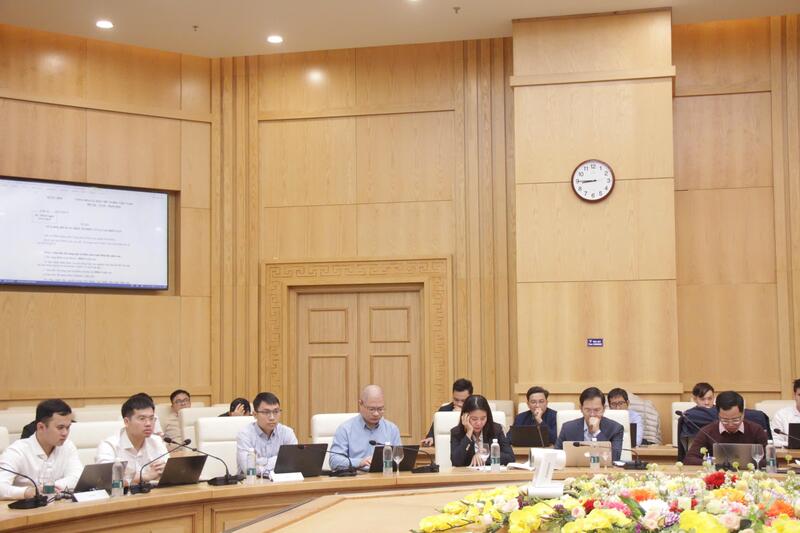 Các thành viên tổ soạn thảo tham gia cuộc họp.